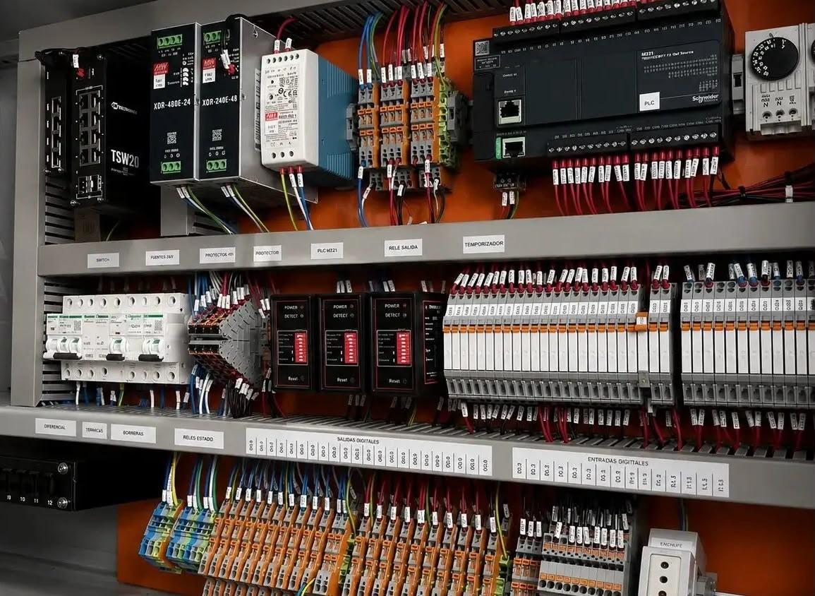 Diseño y desarrollo de proyectos eléctricos, control y PLC